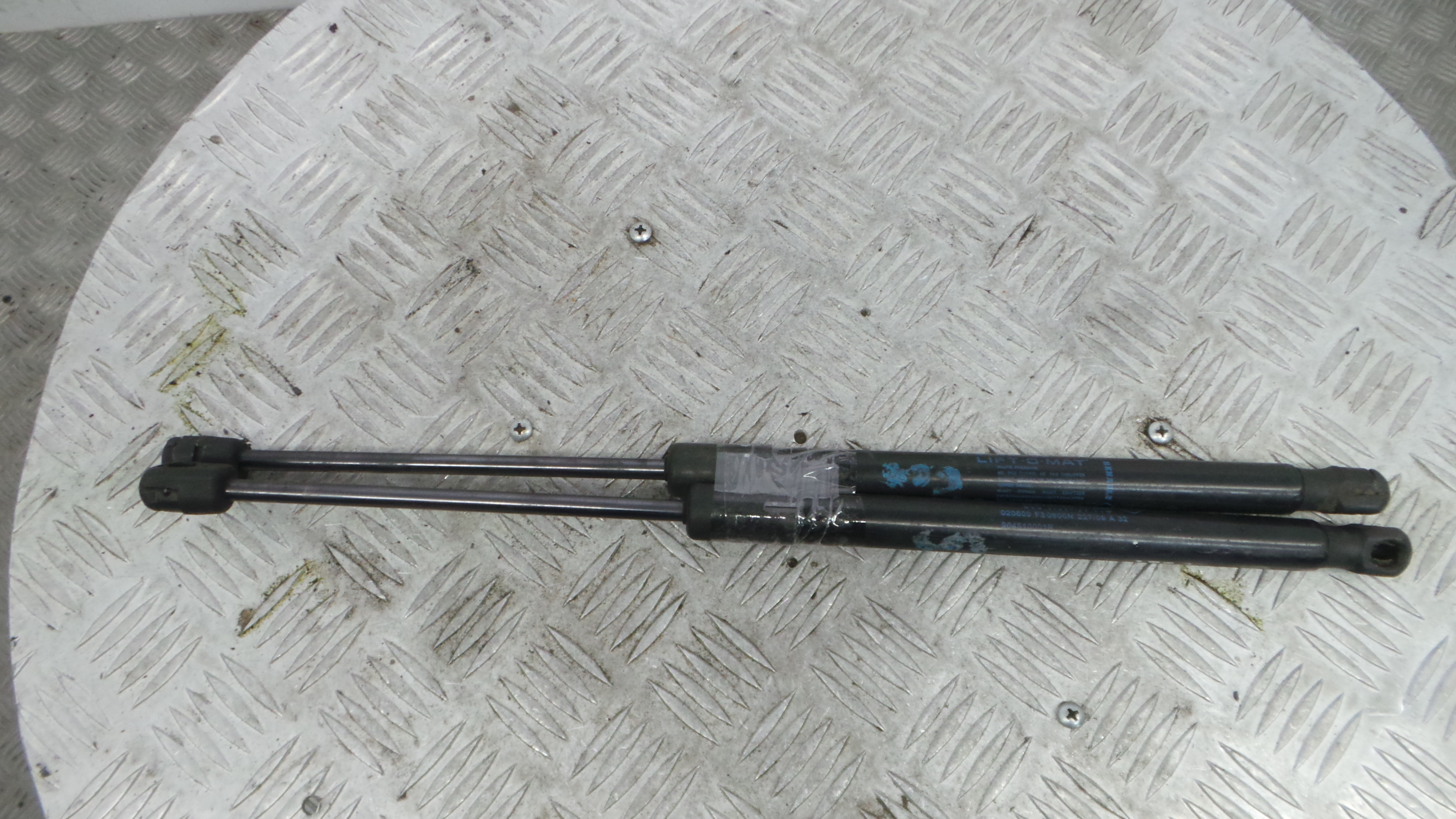 Amortecedor da Mala 904510001R - RENAULT MEGANE III Hatchback (BZ0/1_, B3_)-38370913