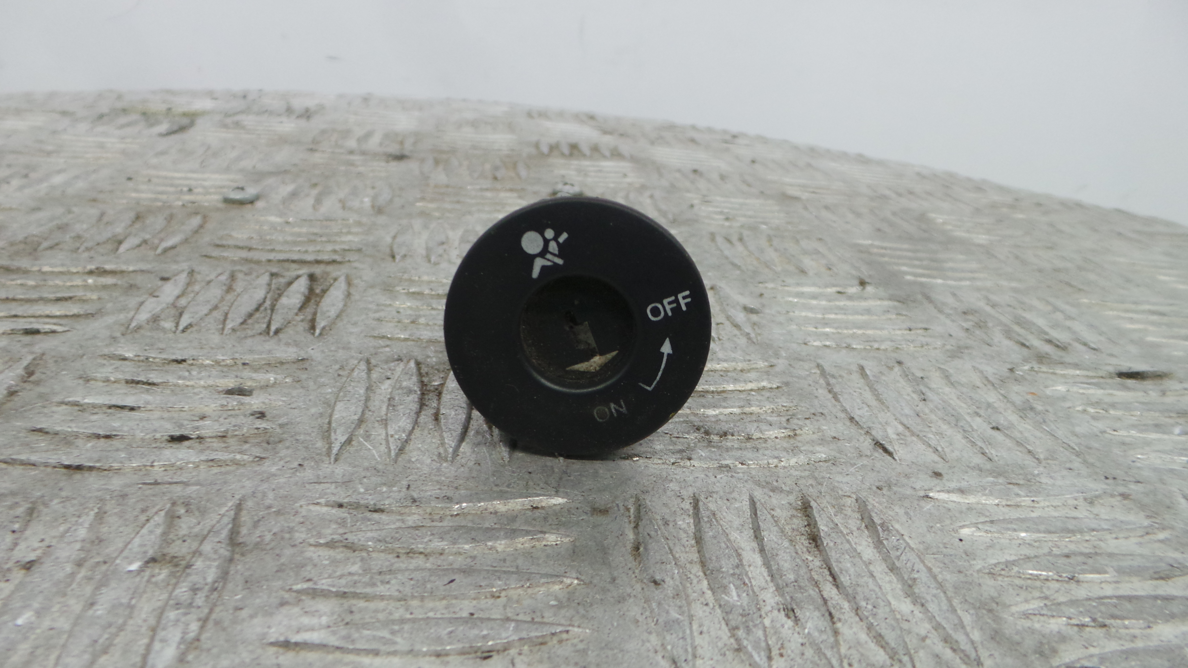 Botão Airbag Passageiro 8200113283 - RENAULT CLIO II (BB_, CB_), CLIO Mk II (BB_, CB_)-38375969