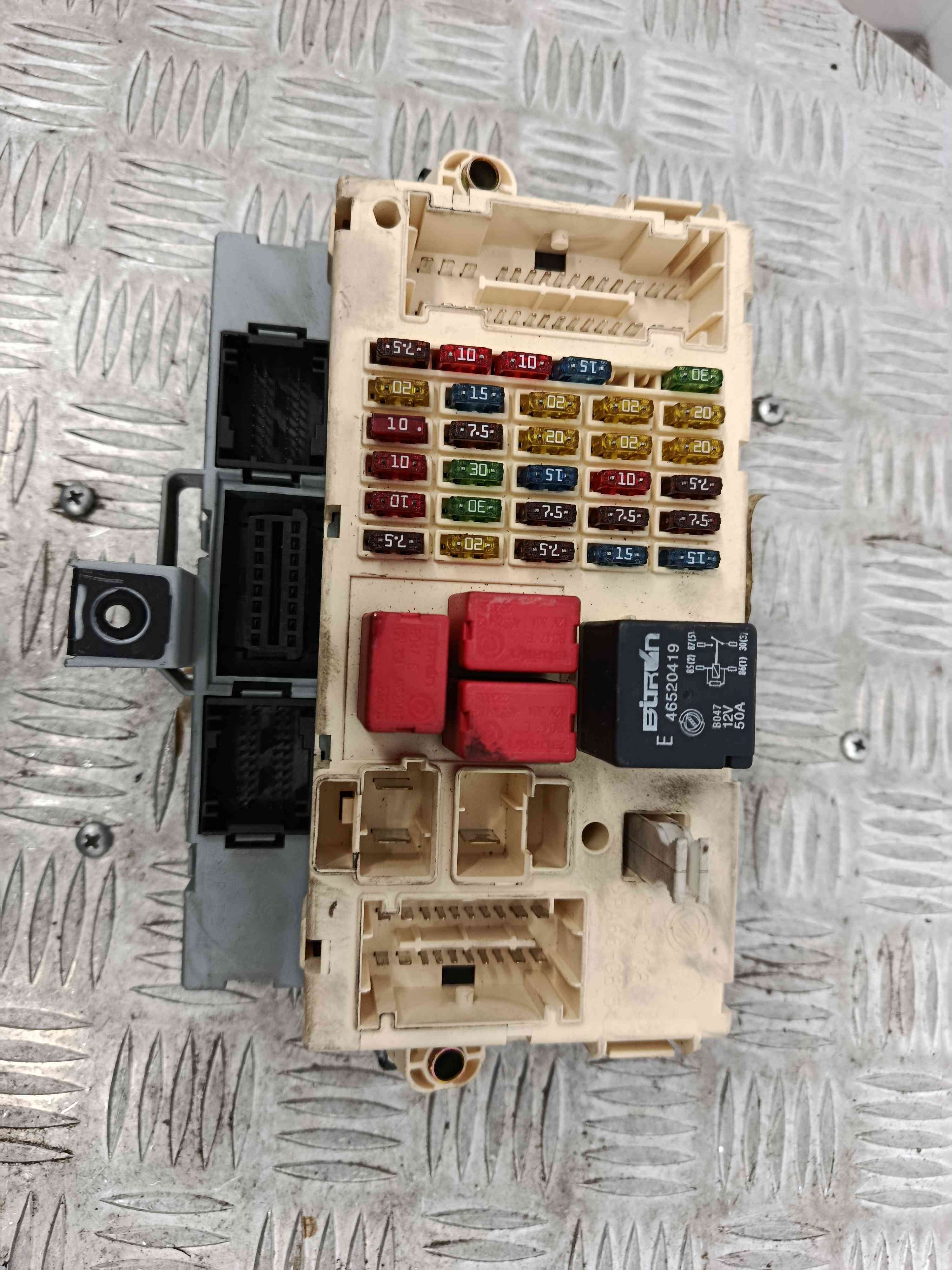 Caixa dos Fusíveis / BSI / UCH / SAM 51711824 - FIAT STILO Multi Wagon (192_)-38412625 Caixa dos Fusíveis / BSI / UCH / SAM 51711824 - FIAT STILO Multi Wagon (192_)-38412625