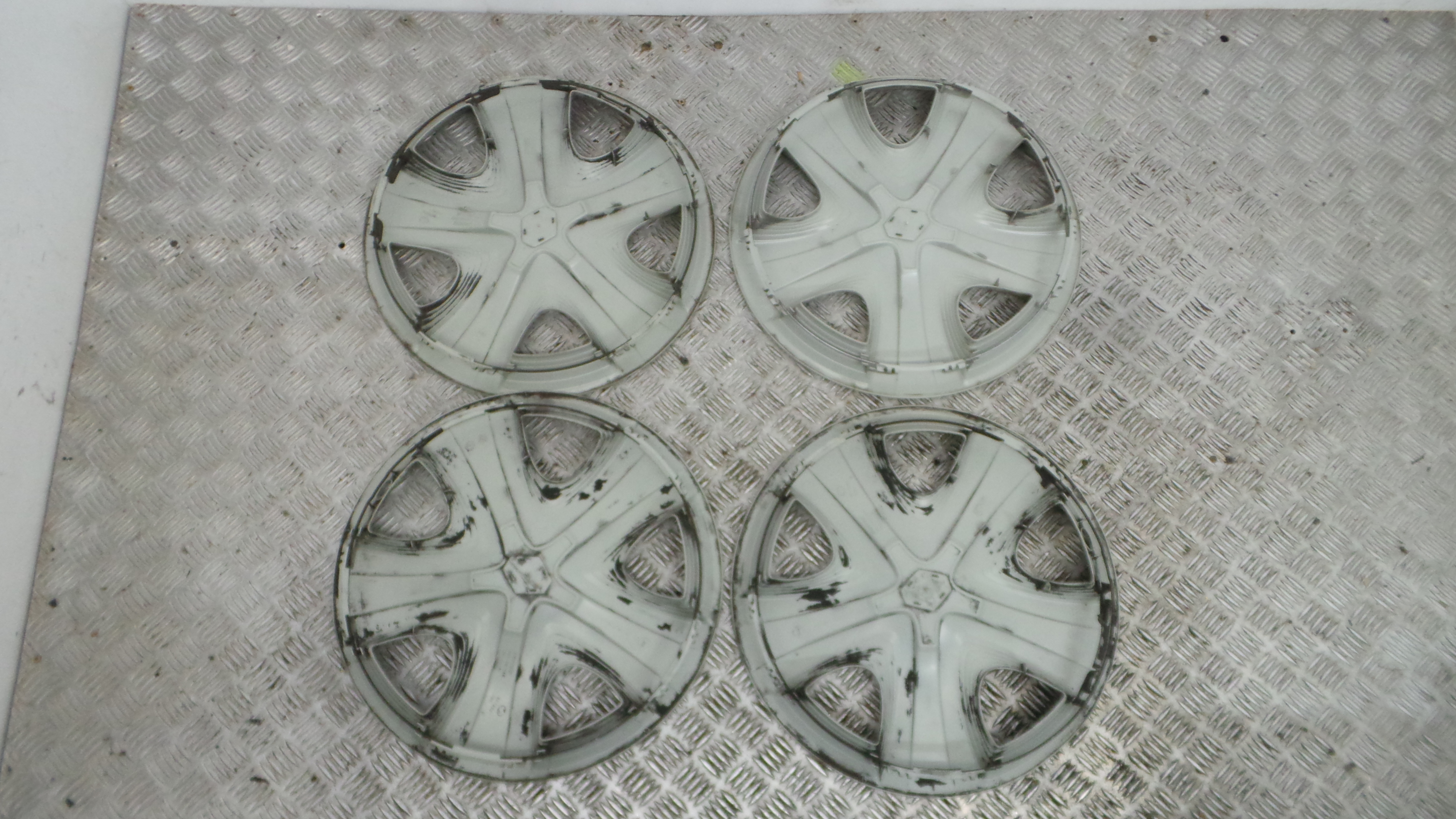 Tampões das rodas 403150370R - RENAULT CLIO IV (BH_)-38416104