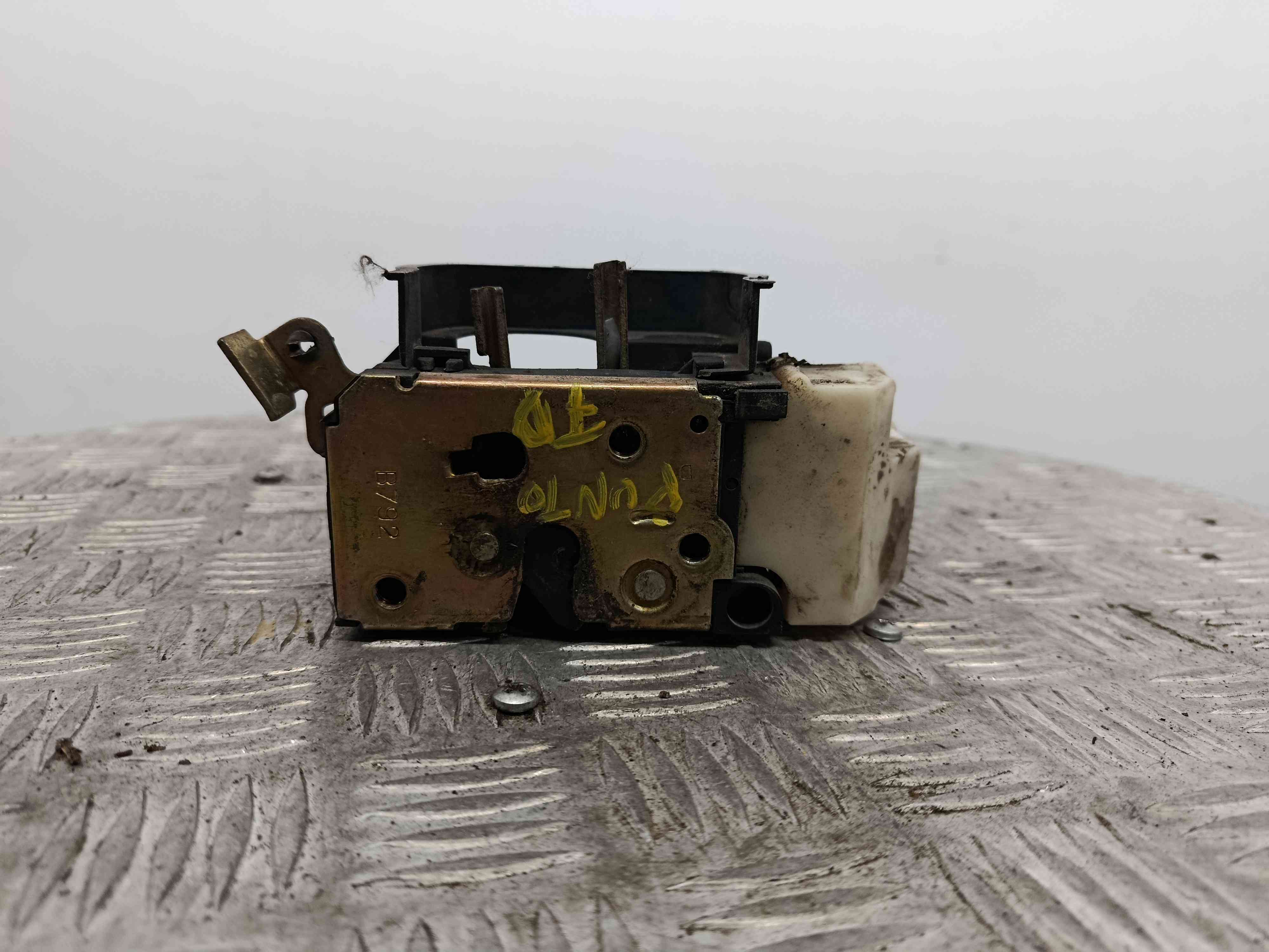 Fecho da Porta Frente Dto - FIAT PUNTO (176_)-38445587 Fecho da Porta Frente Dto - FIAT PUNTO (176_)-38445587