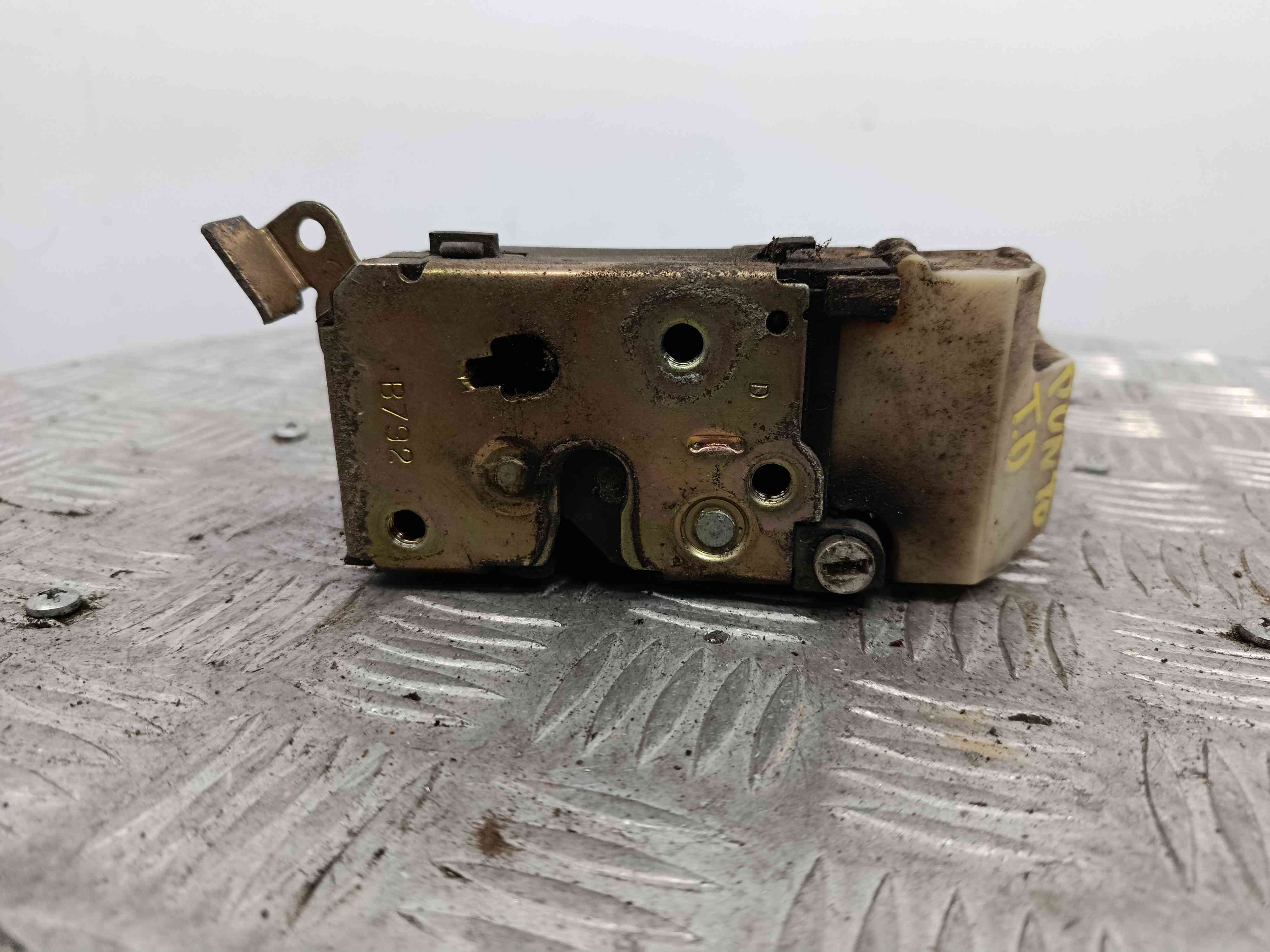 Fecho da Porta Trás Dto - FIAT PUNTO (176_)-38445590 Fecho da Porta Trás Dto - FIAT PUNTO (176_)-38445590