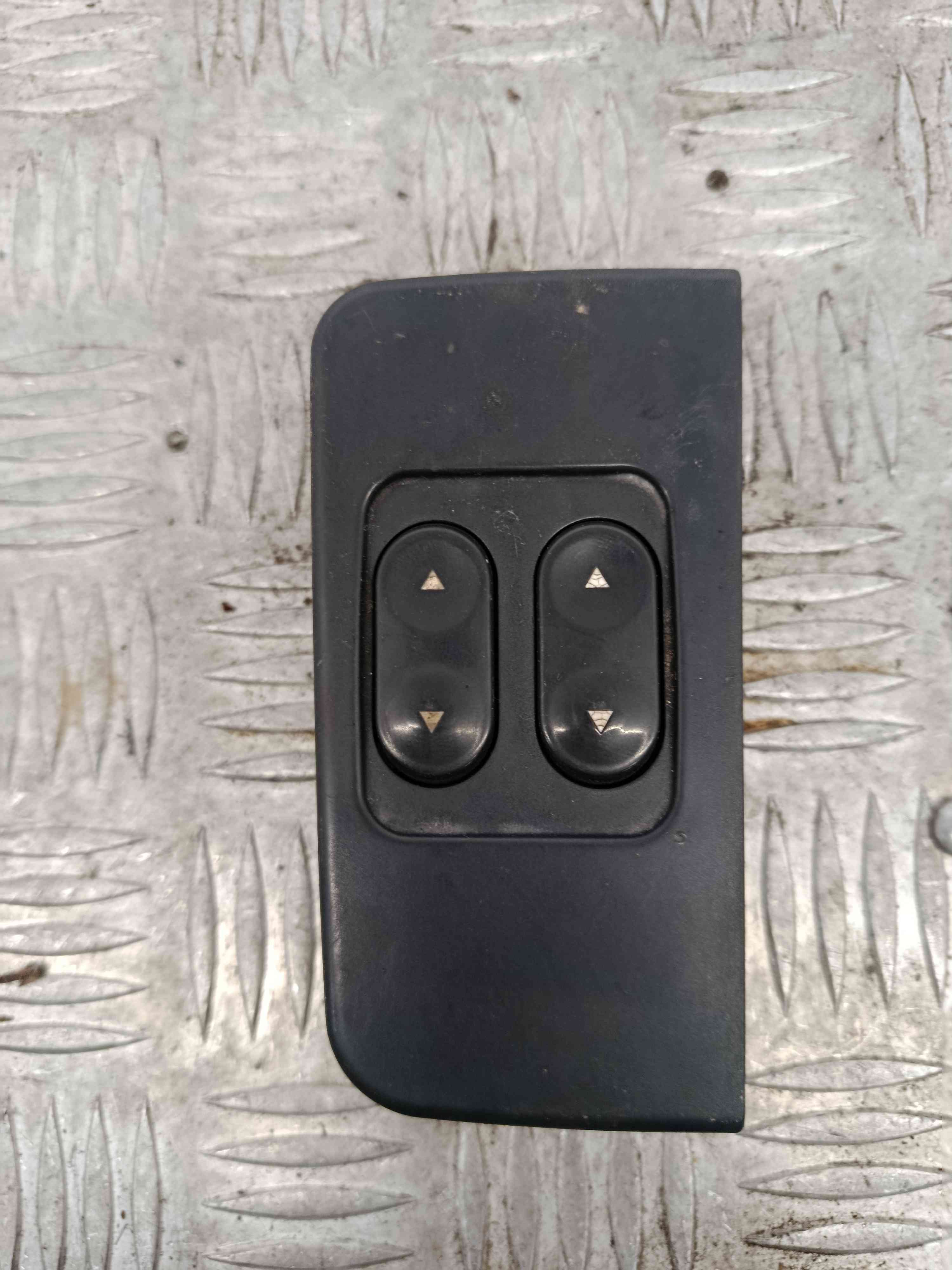 Interruptor / Comando Elevador Vidro Frente Esq - FIAT PUNTO (176_)-38445605 Interruptor / Comando Elevador Vidro Frente Esq - FIAT PUNTO (176_)-38445605