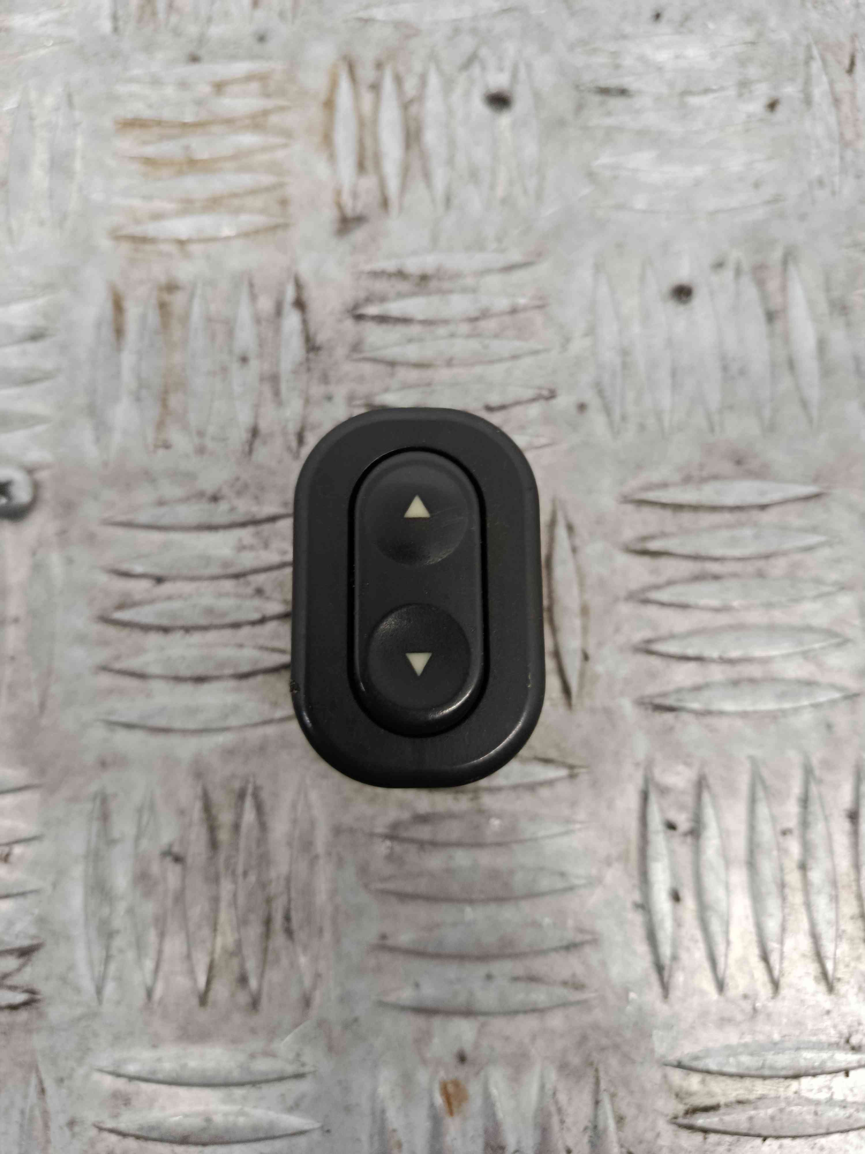 Interruptor / Comando Elevador Vidro Frente Dto - FIAT PUNTO (176_)-38445607 Interruptor / Comando Elevador Vidro Frente Dto - FIAT PUNTO (176_)-38445607