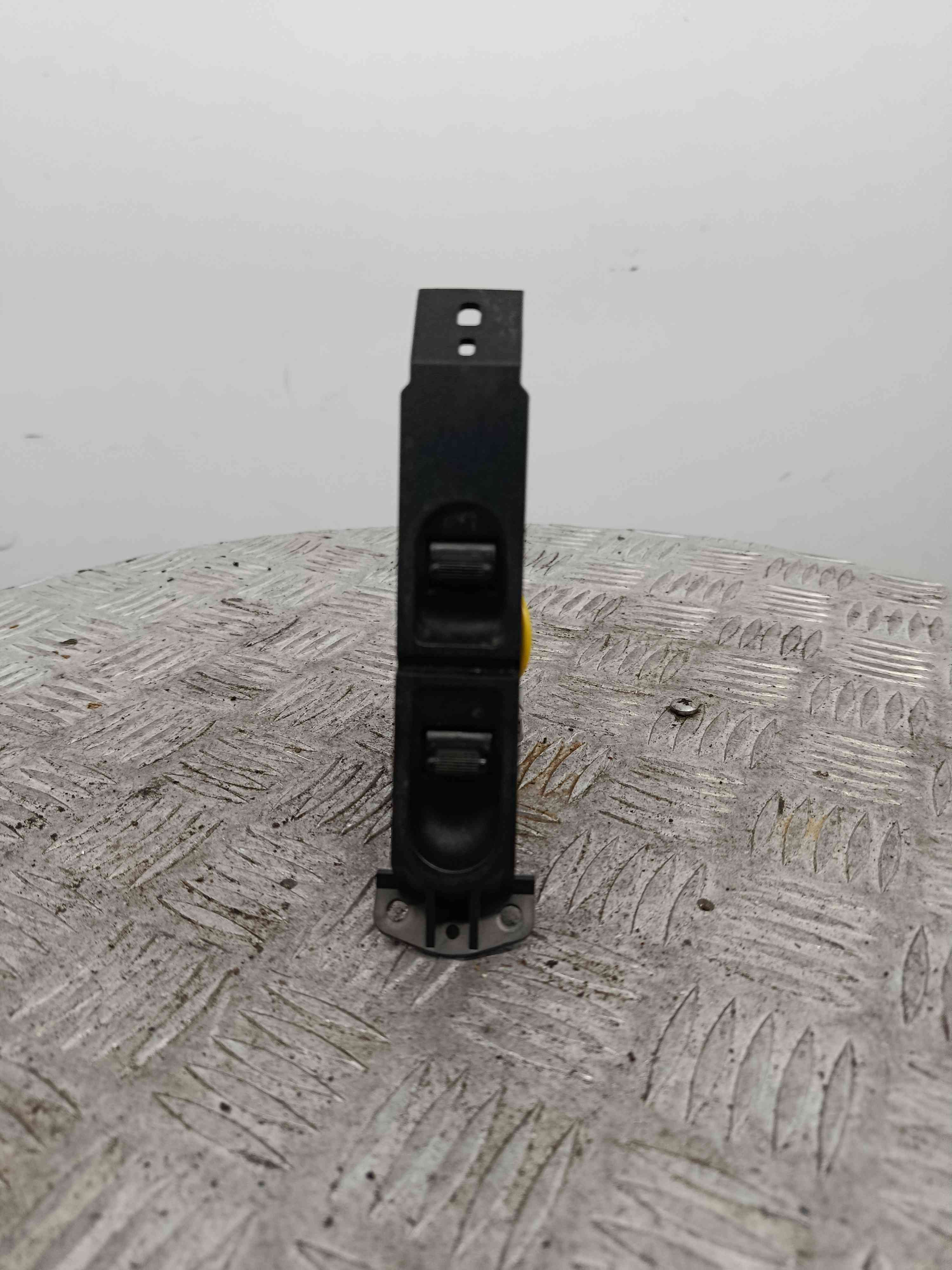 Interruptor / Comando Elevador Vidro Frente Dto 53693 - ROVER 45 I três volumes (RT)-38463833 Interruptor / Comando Elevador Vidro Frente Dto 53693 - ROVER 45 I três volumes (RT)-38463833