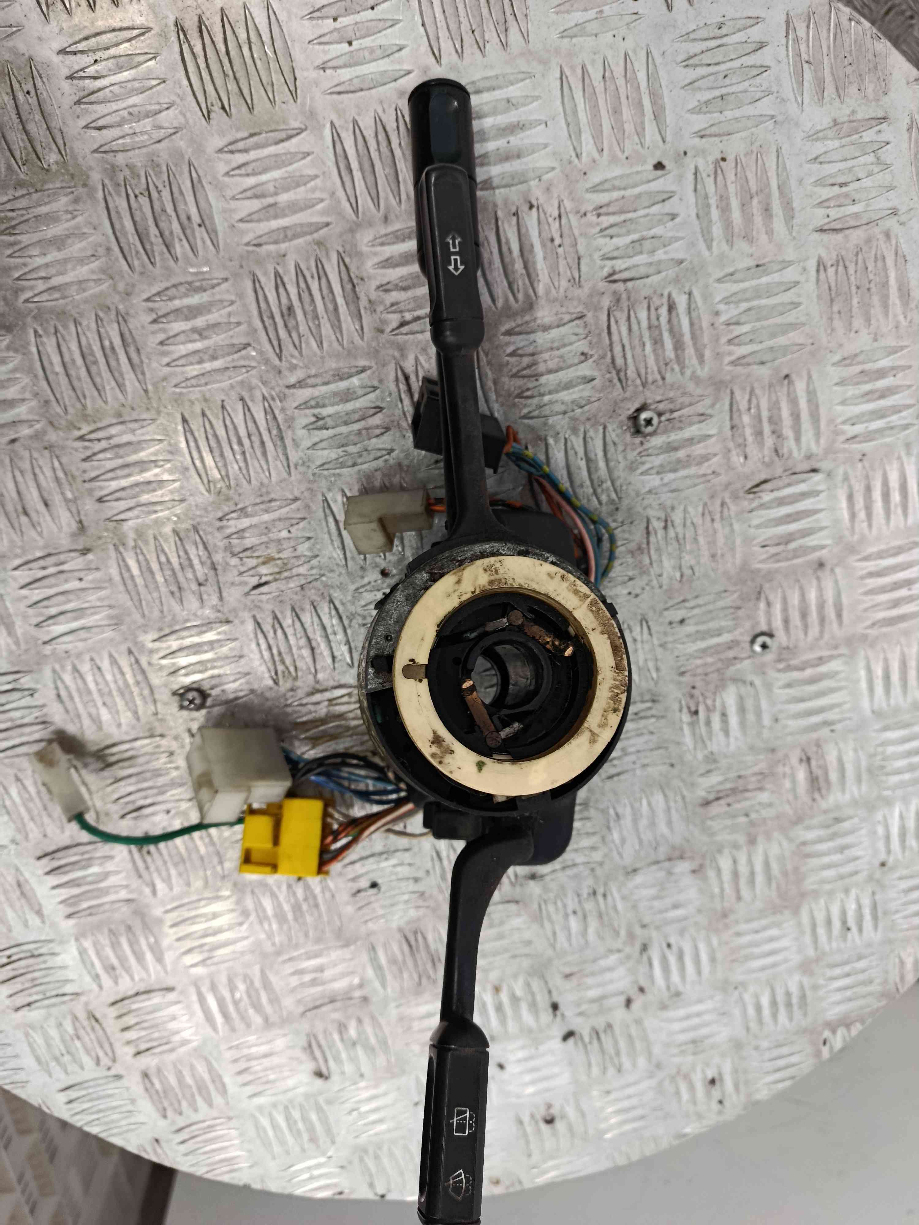 Comutador(es) das Luzes e Limpa Para-Brisas  - FIAT UNO (146_, 158_)-38464557