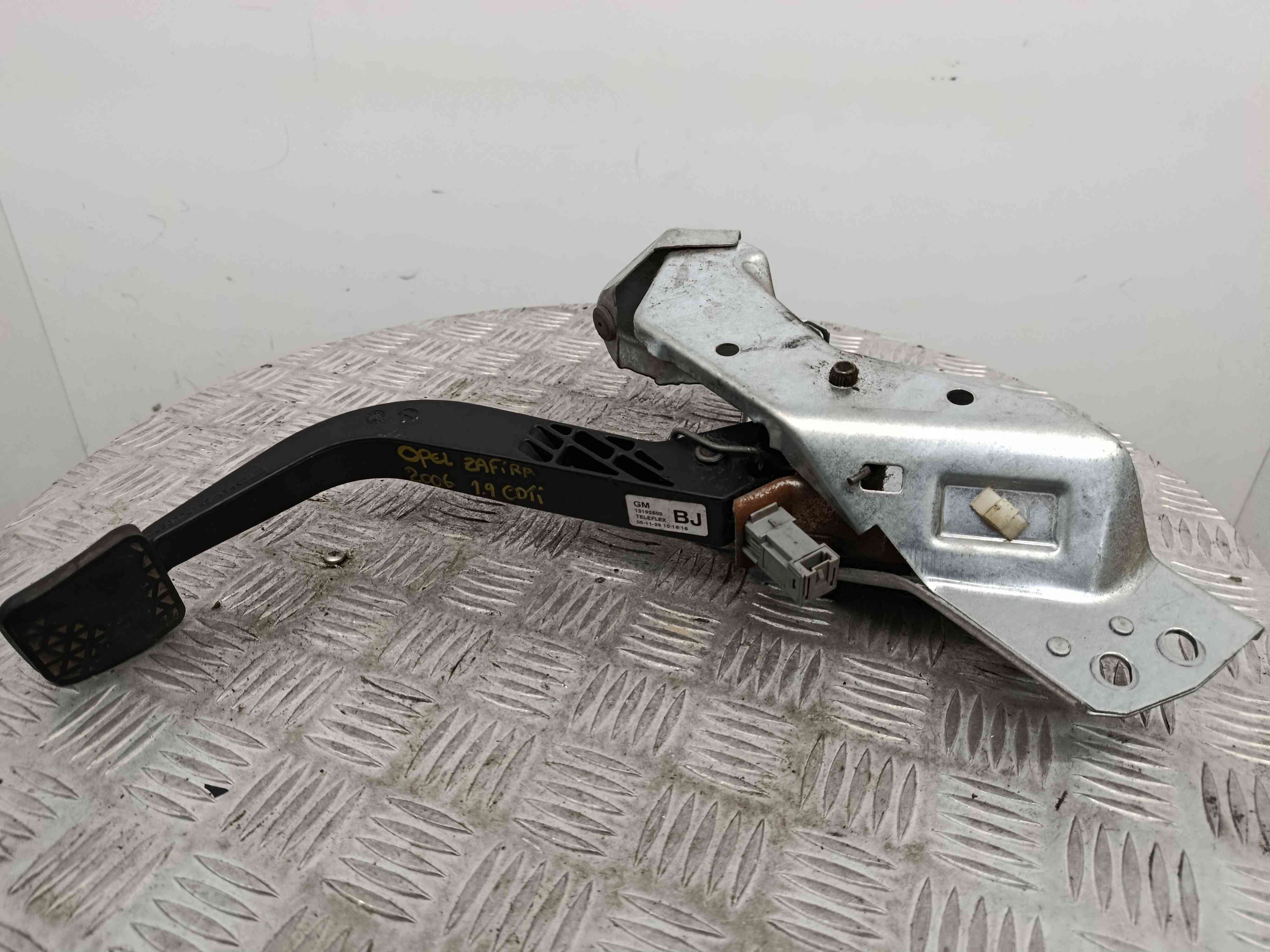 Pedal de Embraiagem 13192503 - OPEL ZAFIRA B Caixa/monovolume (A05)-38465073