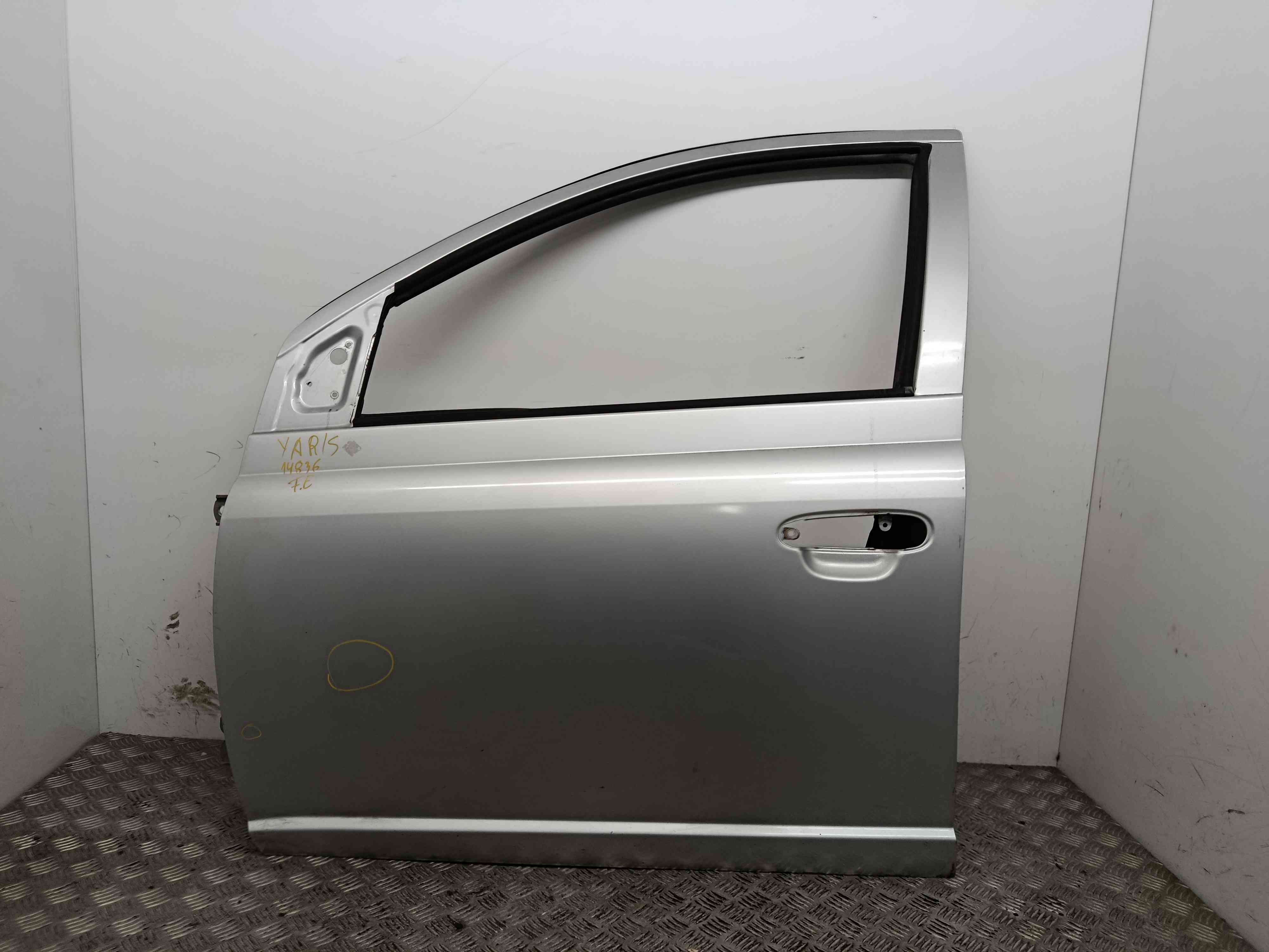 Porta Frente Esq 670020D100 - TOYOTA ECHO (_P1_), YARIS (_P1_), YARIS/VITZ (_P1_)-38470452