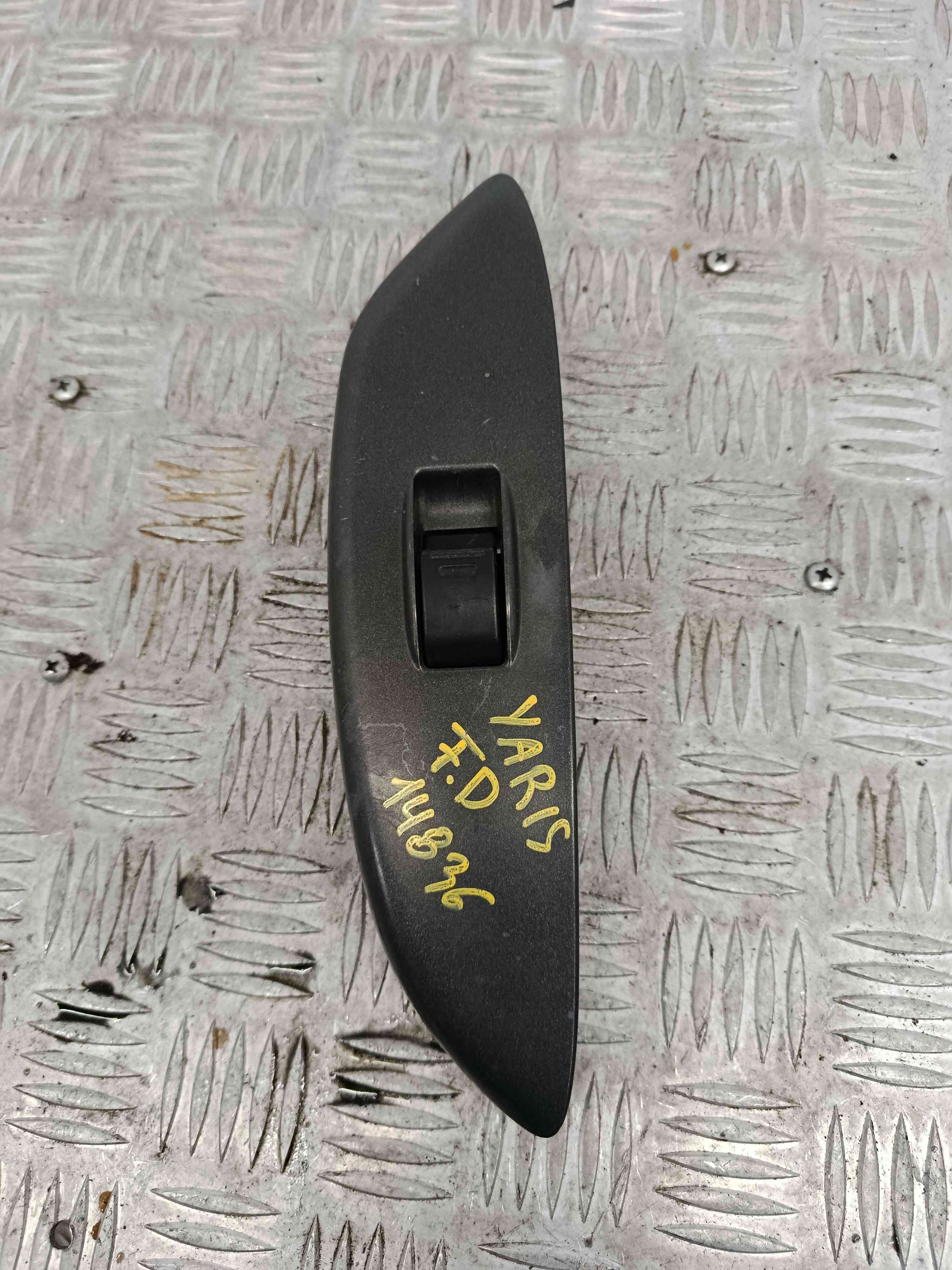 Interruptor / Comando Elevador Vidro Frente Dto - TOYOTA ECHO (_P1_), YARIS (_P1_), YARIS/VITZ (_P-38471077 Interruptor / Comando Elevador Vidro Frente Dto - TOYOTA ECHO (_P1_), YARIS (_P1_), YARIS/VITZ (_P-38471077