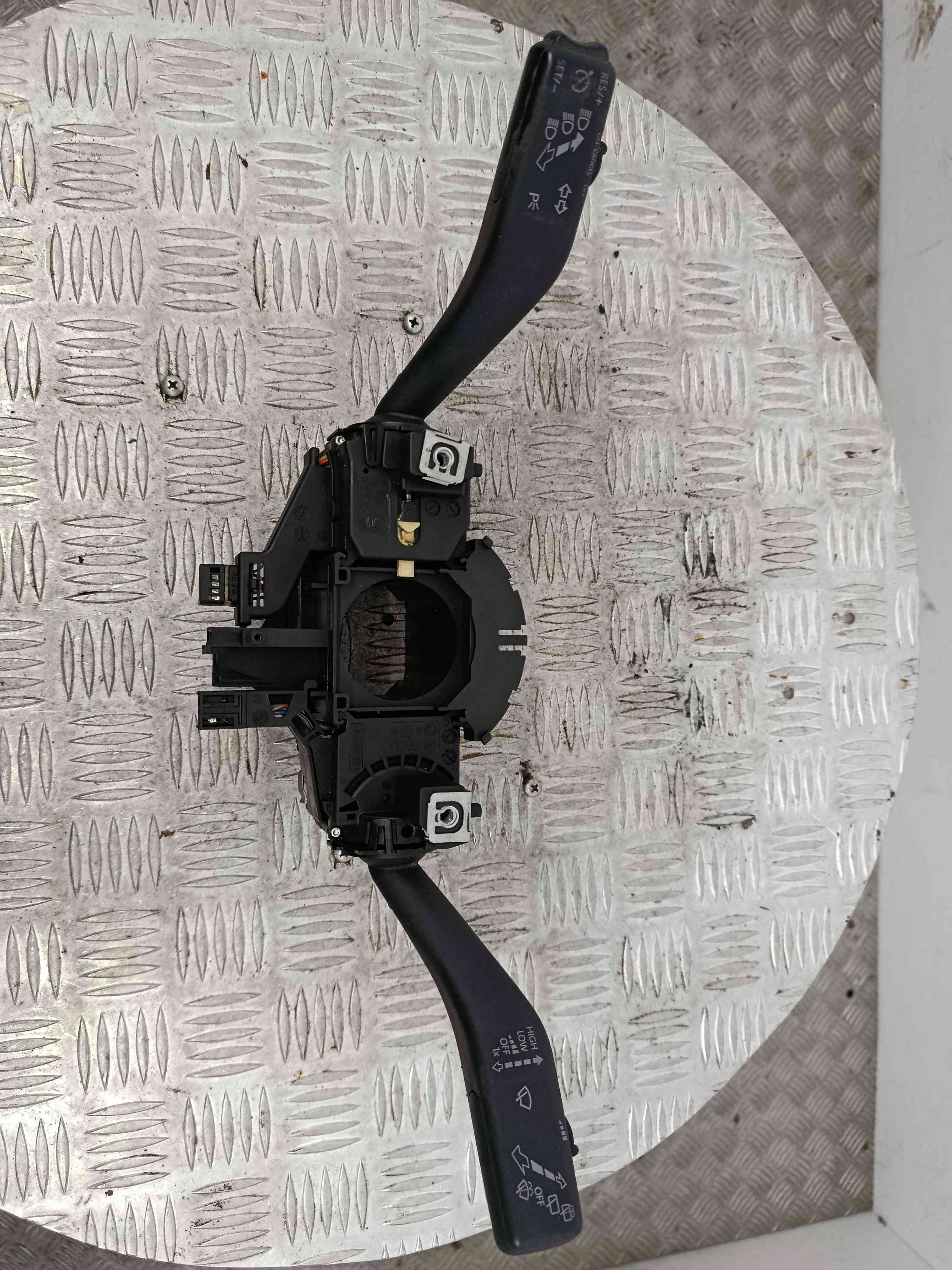 Comutador(es) das Luzes e Limpa Para-Brisas 1K0953519H - VW GOLF VI (5K1)-38489113 Comutador(es) das Luzes e Limpa Para-Brisas 1K0953519H - VW GOLF VI (5K1)-38489113