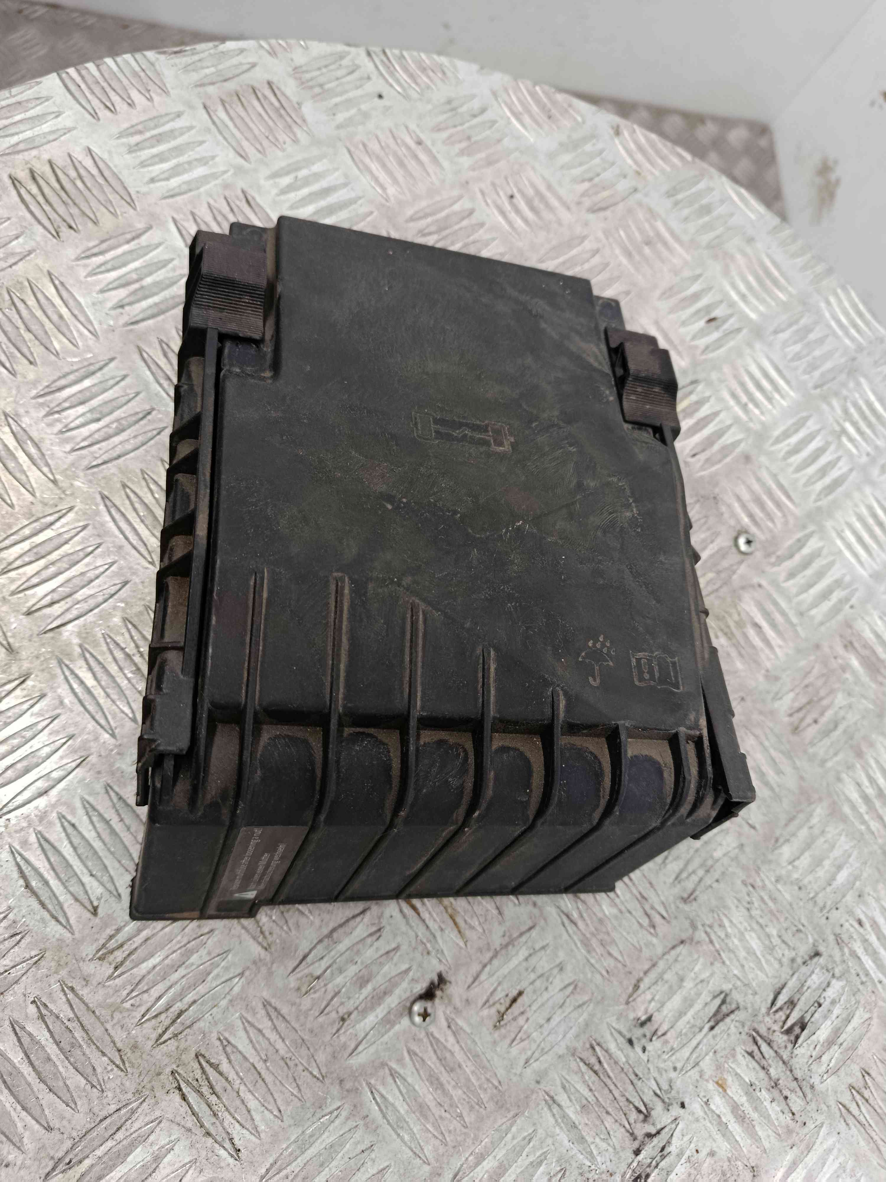 Tampa da Caixa dos Fusíveis 1K0937132F - VW GOLF VI (5K1)-38489147 Tampa da Caixa dos Fusíveis 1K0937132F - VW GOLF VI (5K1)-38489147