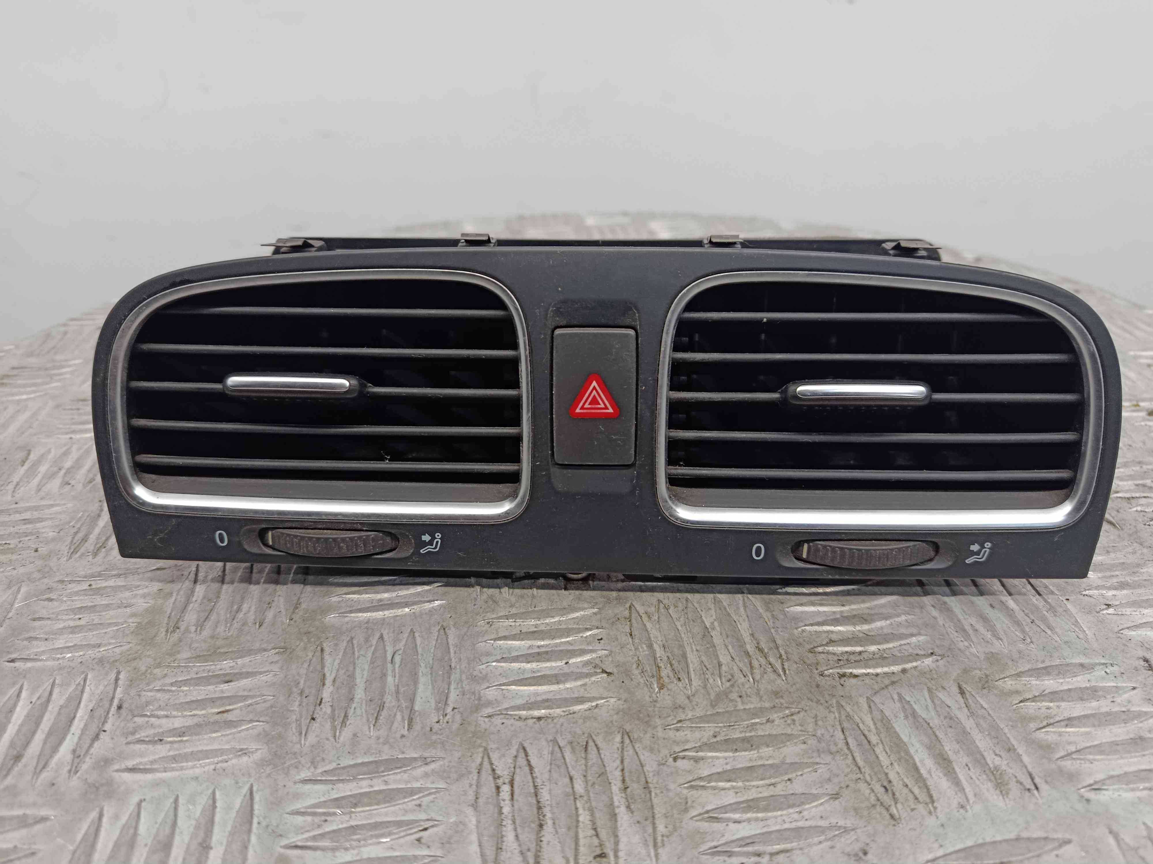 Grelha da Sofagem  5K0815735D - VW GOLF VI (5K1)-38489172