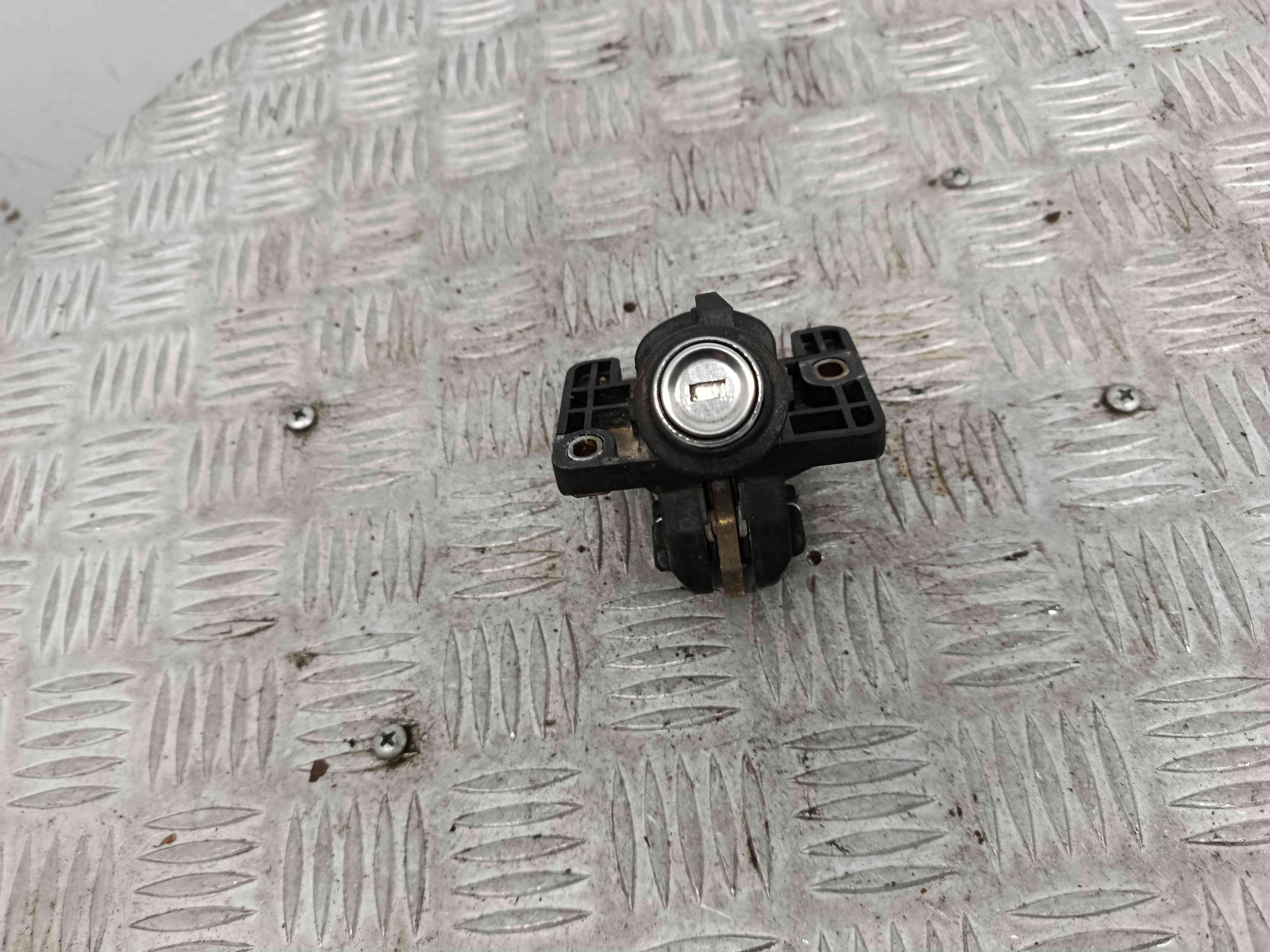 Canhão Tampa Mala A2017502485 - MERCEDES-BENZ 190 (W201)-38680818