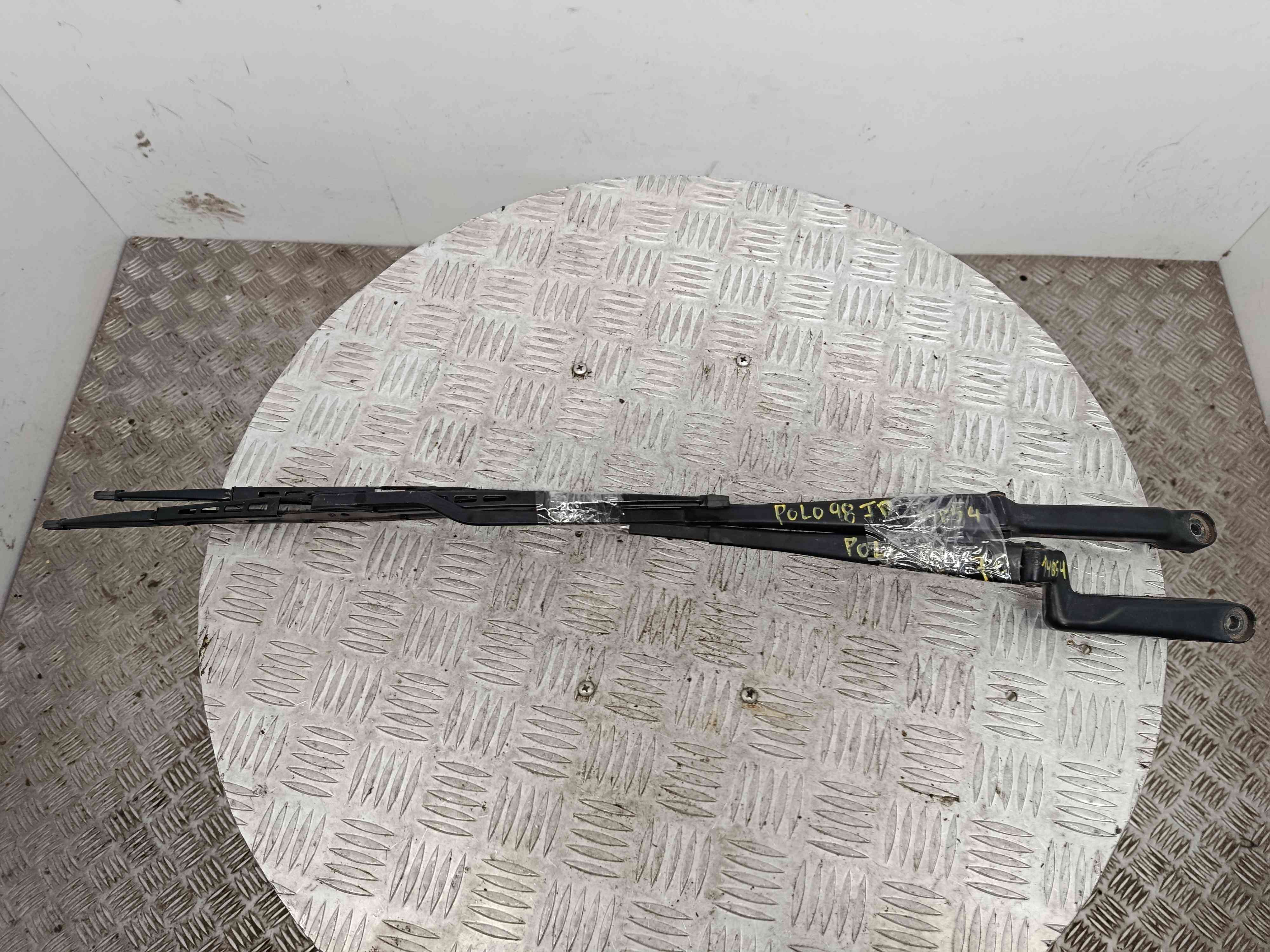 Haste / Braço de Escova Limpa Vidros Frente Esquerdo 6N1955410 - VW POLO III (6N1)-40679123