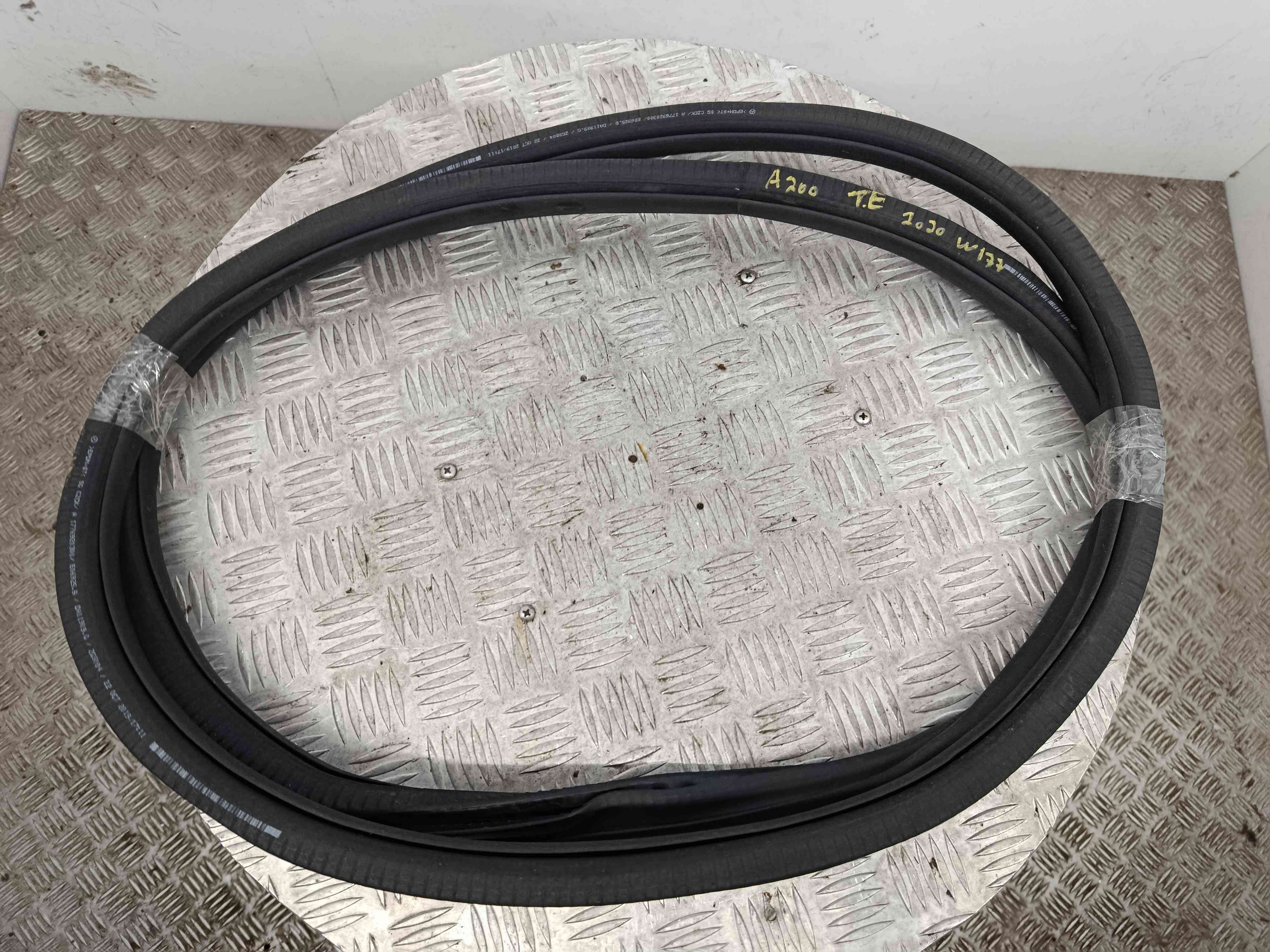 Borracha Porta Trás Esquerda A1776920300 - MERCEDES-BENZ A-CLASS (W177)-41000303