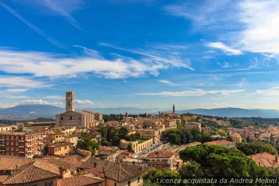 meteo-perugia-oggi-molto-nuvoloso-con-pioggia,-poi-nuvoloso-con-rovesci,-molto-ventoso