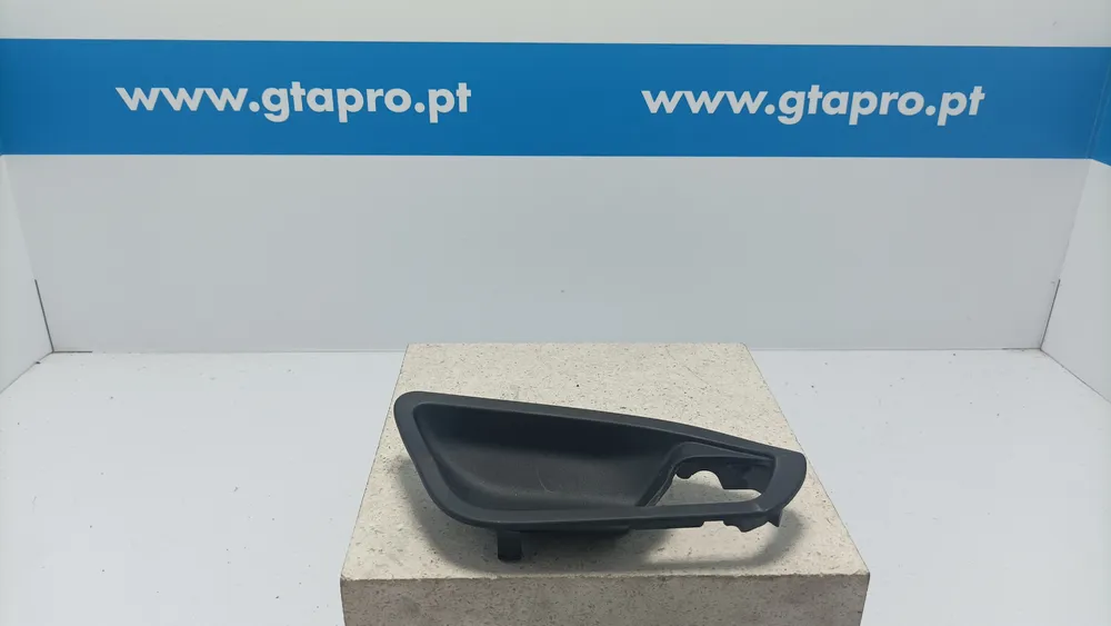Guarnição da maçaneta da porta da frente direita