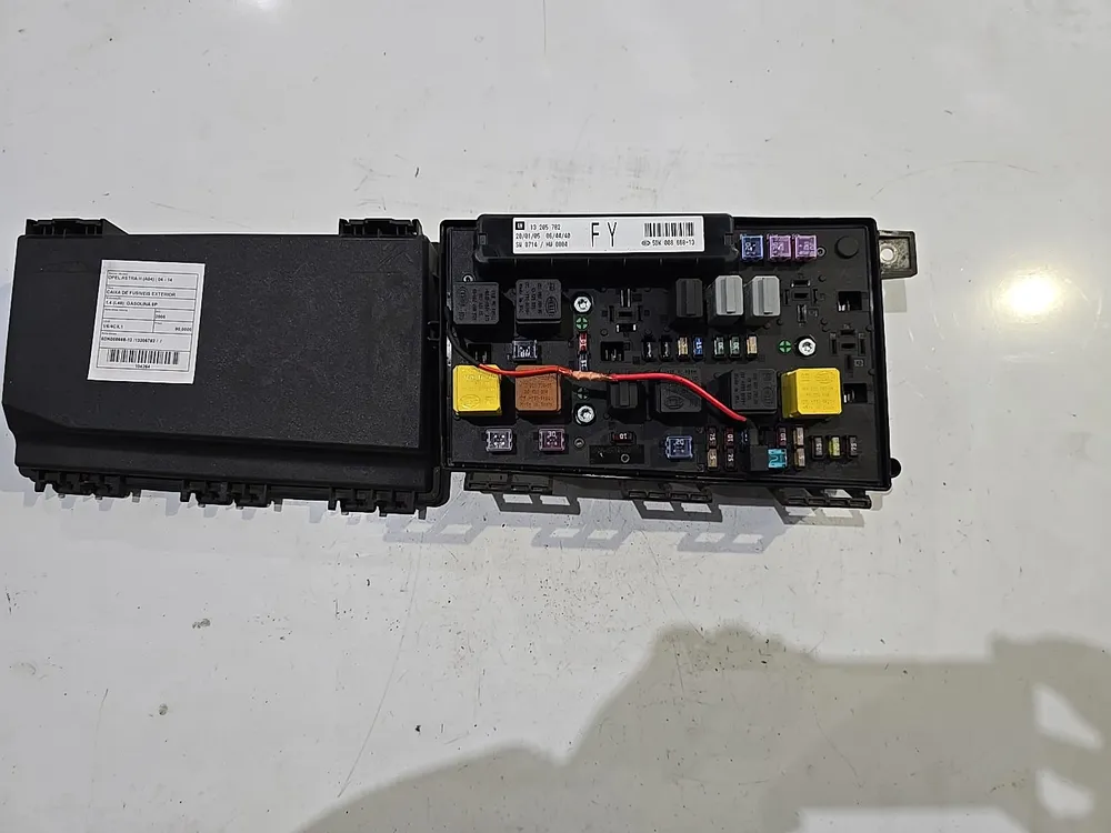 CAIXA DE FUSIVEIS DO COMPARTIMENTO DO MOTOR