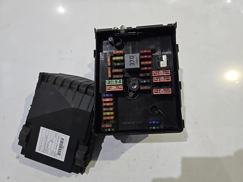 CAIXA DE FUSIVEIS DO COMPARTIMENTO DO MOTOR