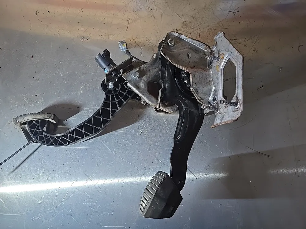 PEDAL DE EMBRAIAGEM E TRAVÃO (CONJUNTO)