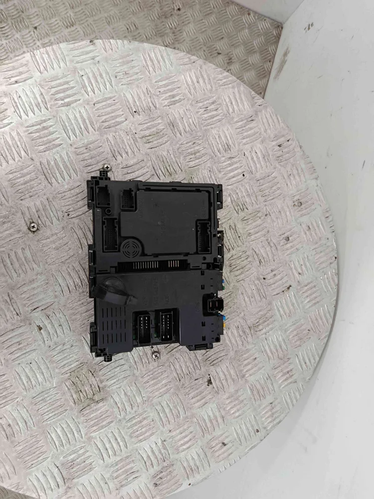 Fuse box / SAM / BSI