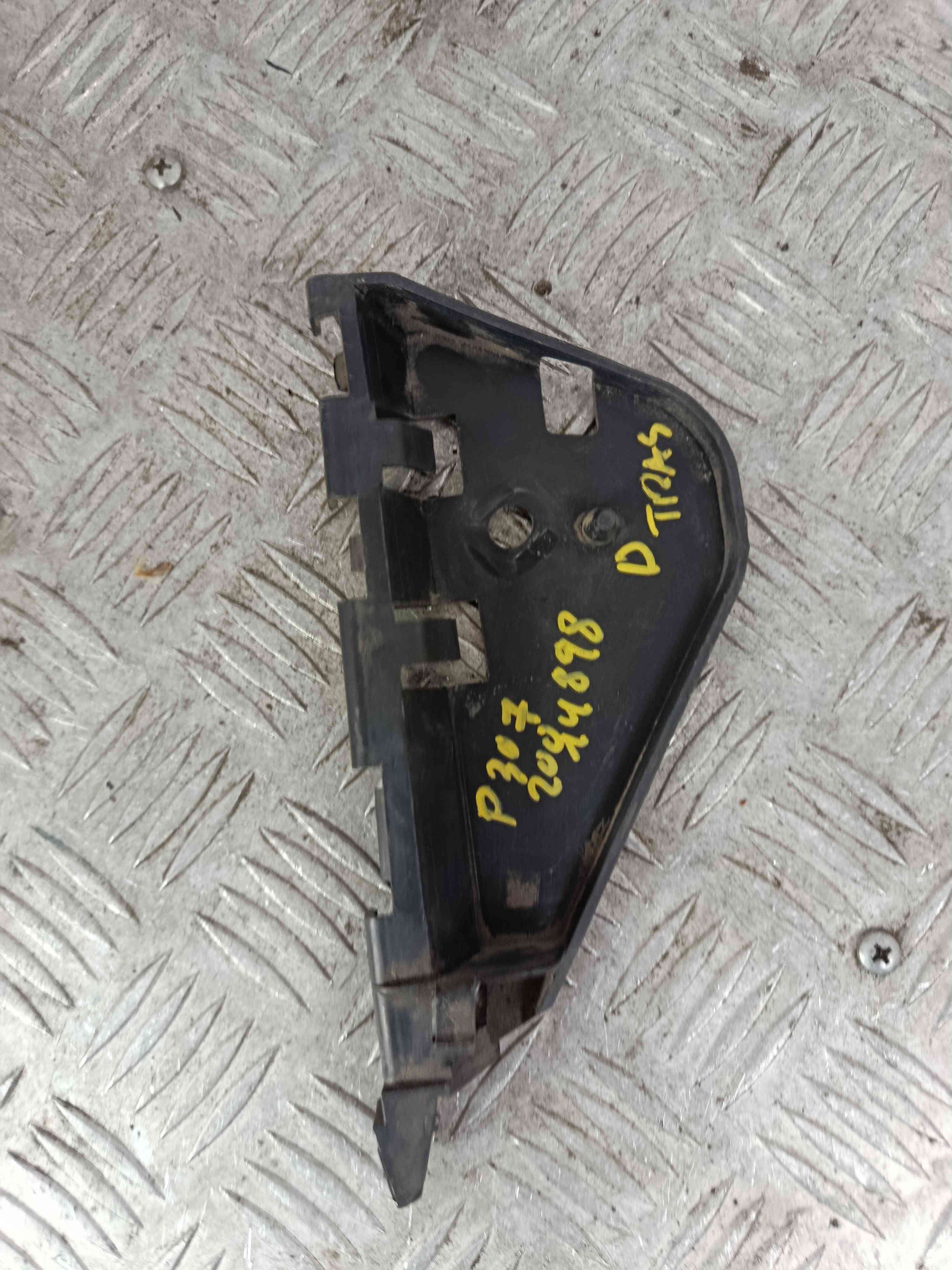 Rear bumper guide right