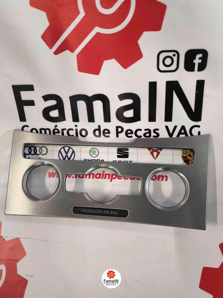 Moldura da Consola Central / Rádio / Aro - VW PASSAT CC B6