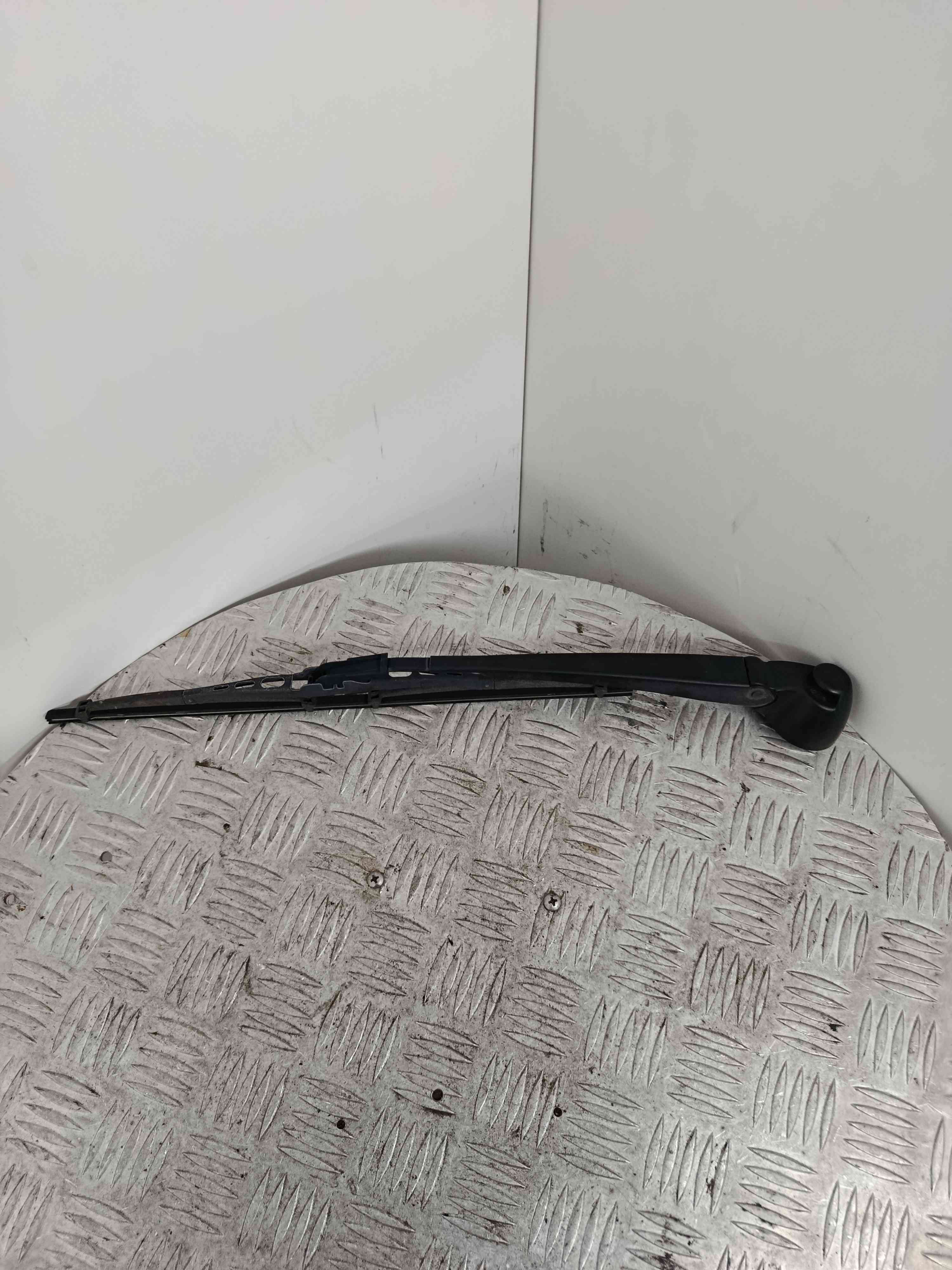 Rear wiper arm