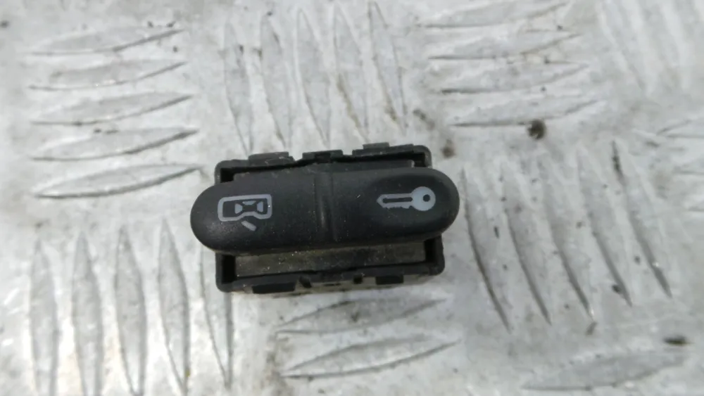 	Interruptor / Comando Fecho Central