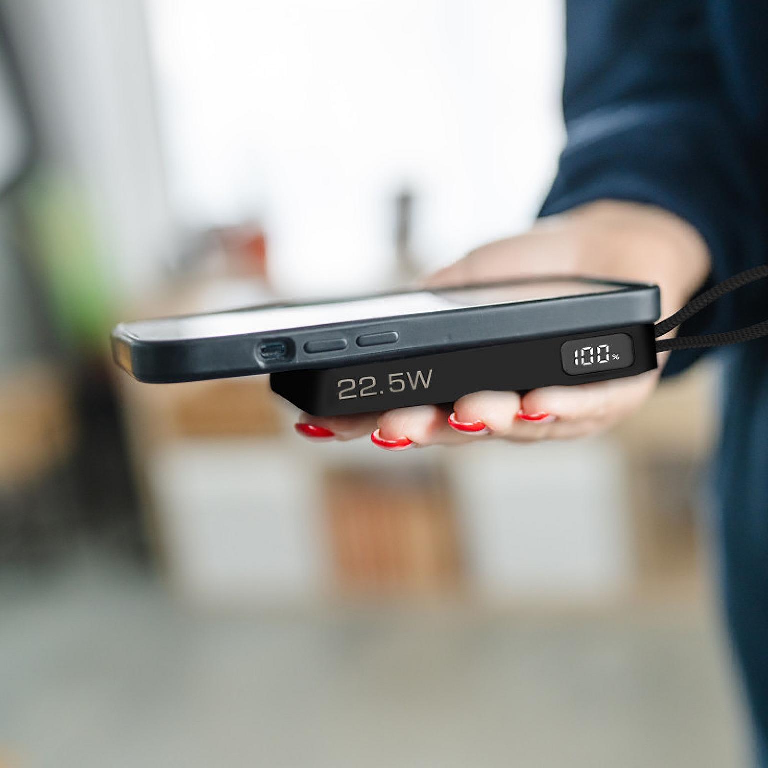 10K Magnetic Power Bank With Build-in USB-C Cable